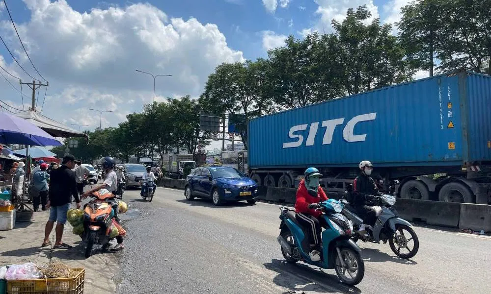 Một bé gái tử vong trong vụ va chạm giữa xe máy và container trước chợ đầu mối Thủ Đức