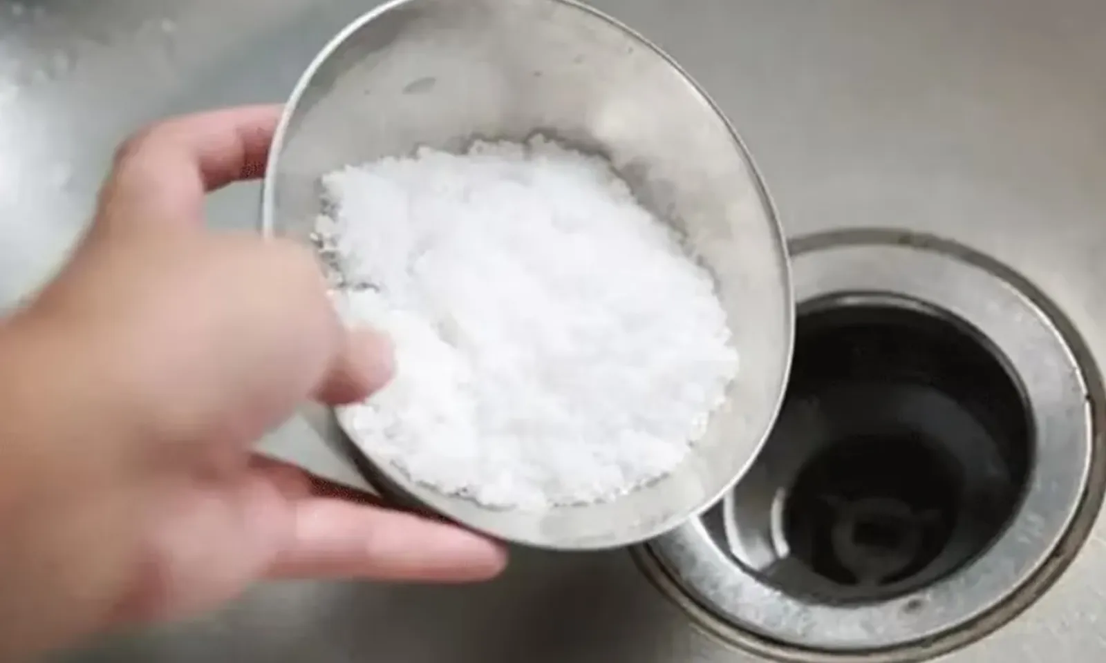 Bị bỏng nặng vì sử dụng bột thông cống sai cách