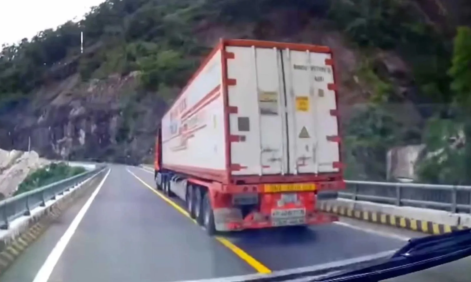 Xử phạt tài xế xe khách liều lĩnh lấn làn vượt ẩu trên đèo Quốc lộ 27C