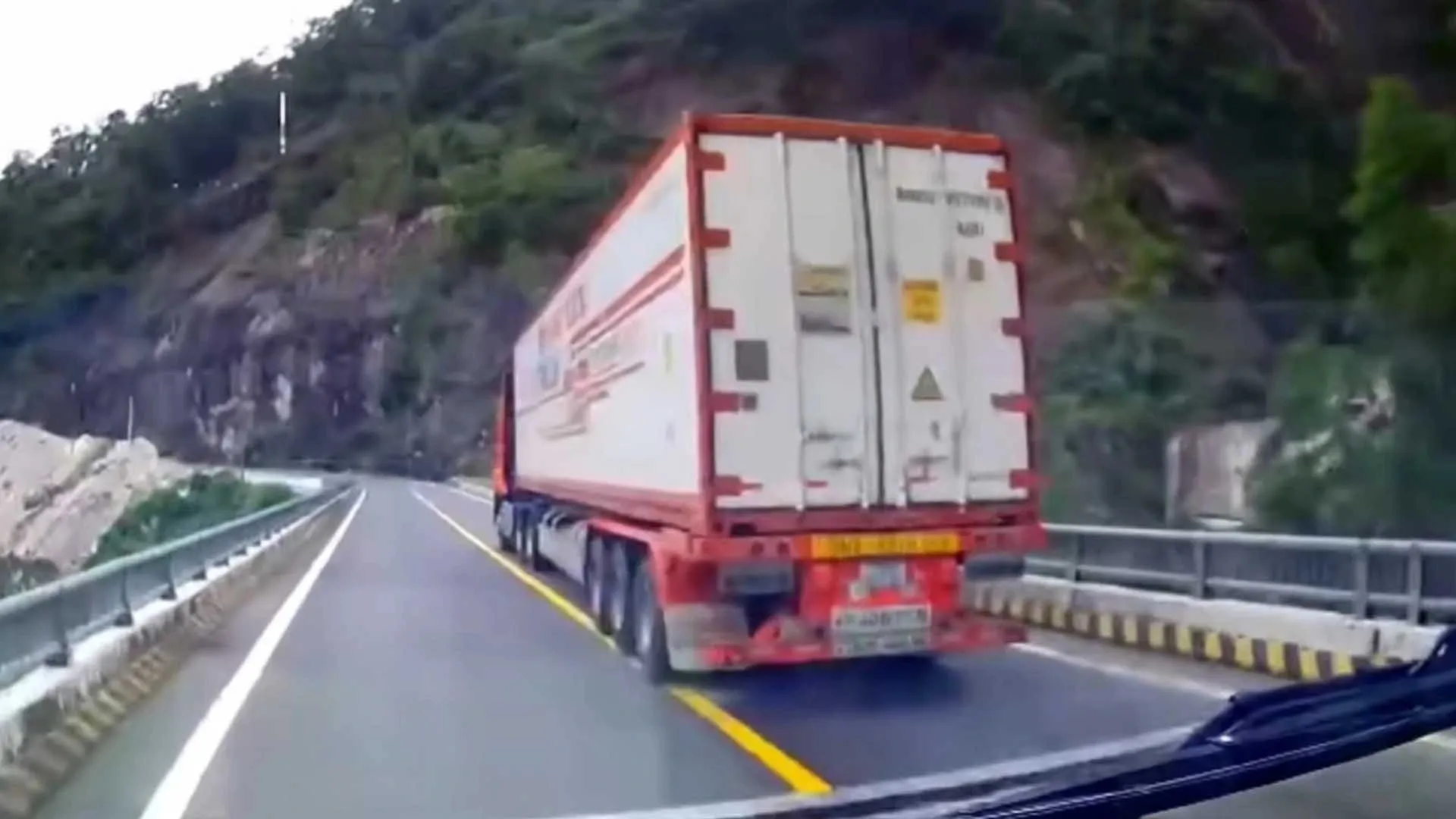 xu-phat-tai-xe-lai-xe-khach-vuot-au-tren-deo-2-thanhnien-17604167670681454942948