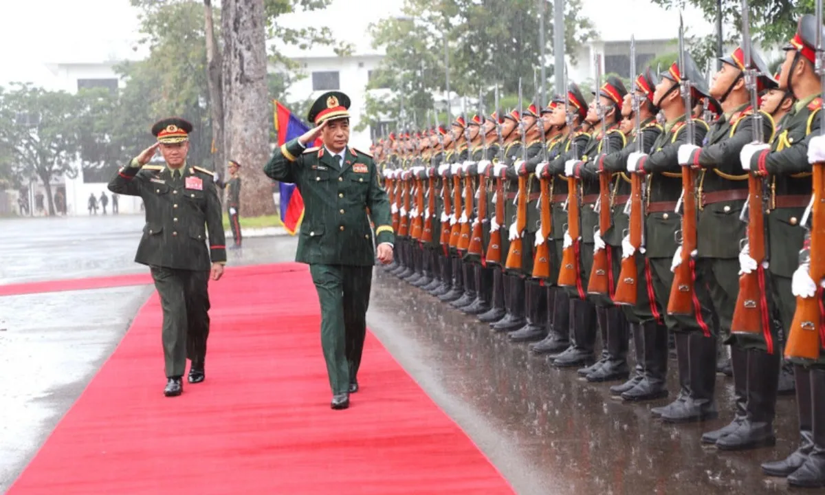 Việt Nam tặng xe chỉ huy, pháo hoa, găng tay để Lào tổ chức 50 năm Quốc khánh