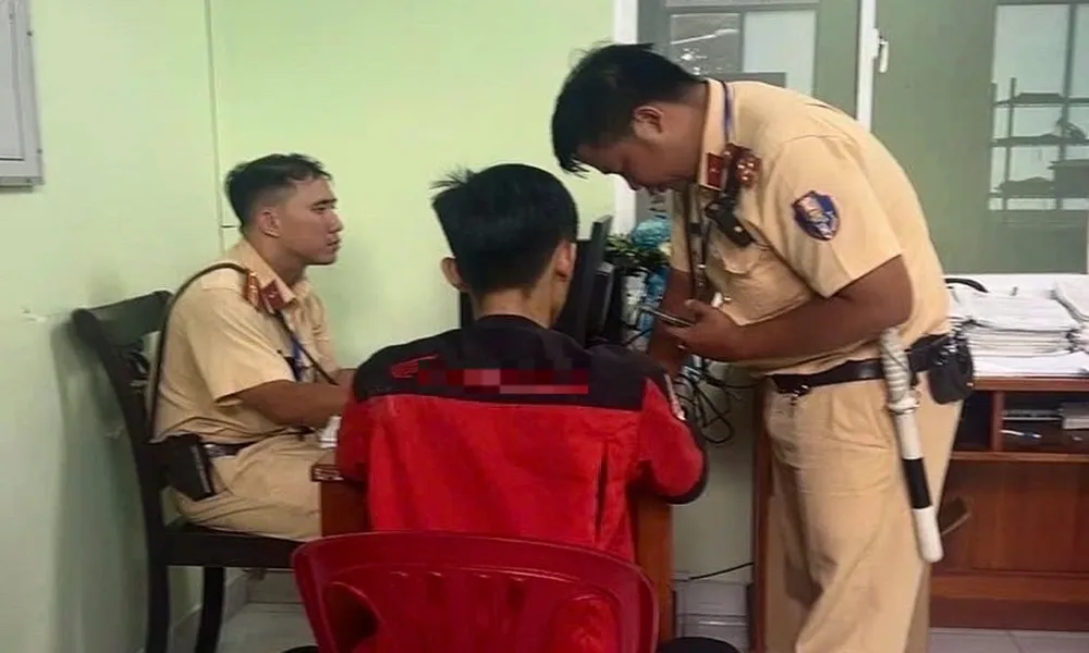 Bị phạt 3 triệu đồng vì “bốc đầu” xe máy, mất luôn phương tiện