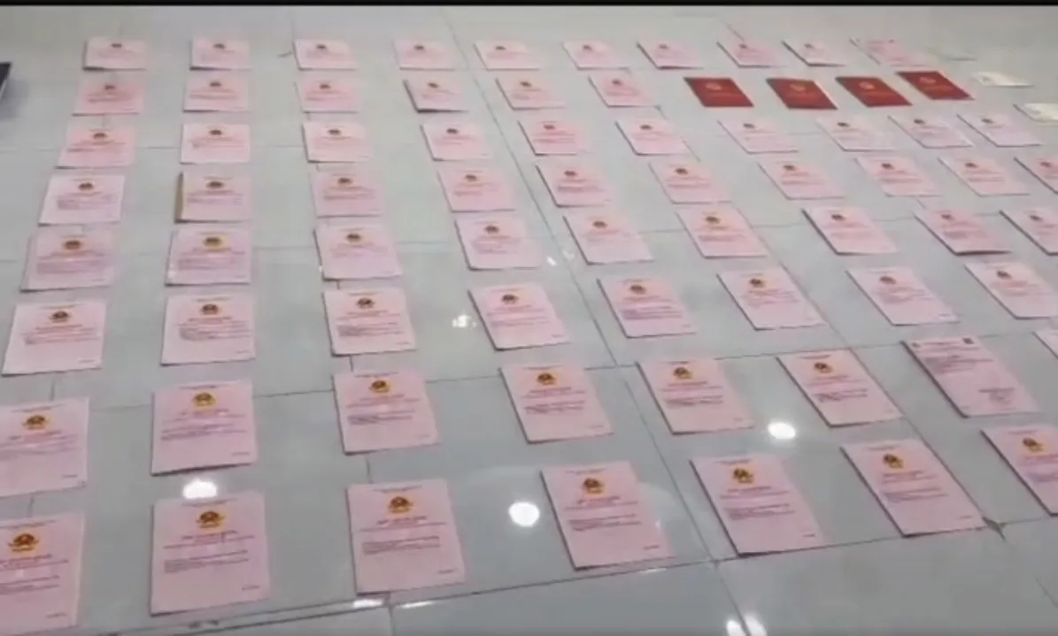 Khám xét nhà Ngân 98: Thu 80 sổ đỏ, nhiều sổ tiết kiệm