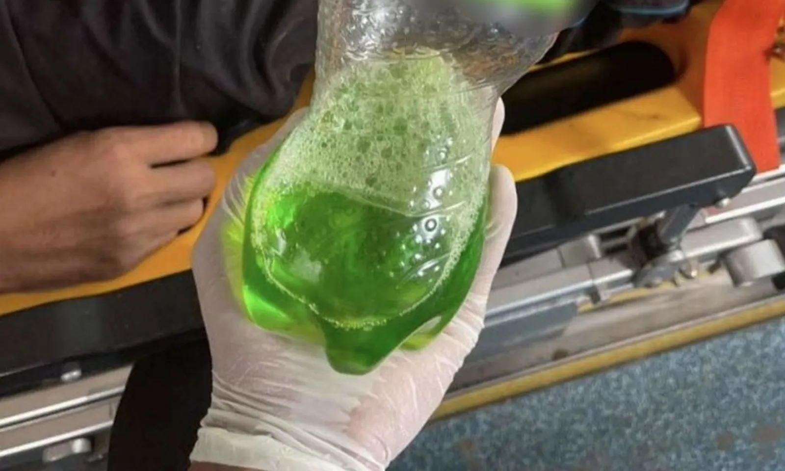 Người đàn ông tử vong sau khi uống nhầm chất tẩy rửa bồn cầu đựng trong chai nước ngọt