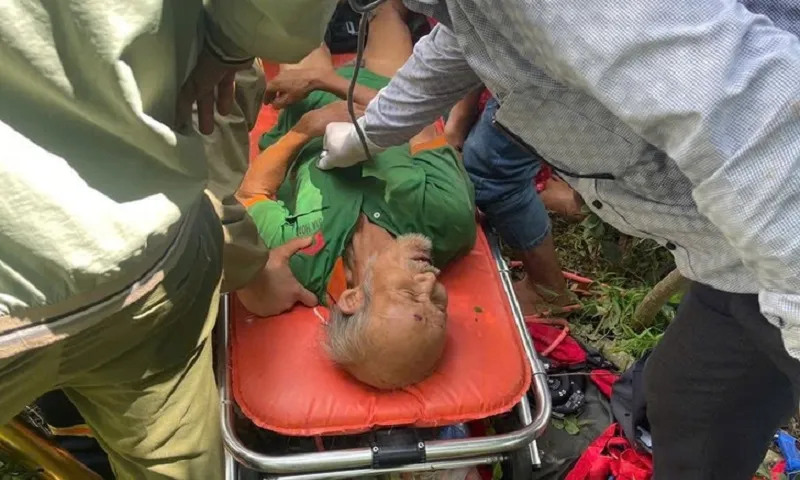 Cứu sống người đàn ông rơi xuống giếng hoang sâu 12m khi đi rừng ở Gia Lai