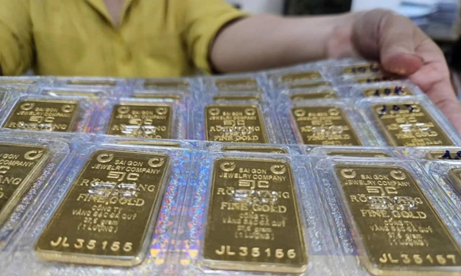Vàng sắp chạm mốc 148 triệu đồng/lượng