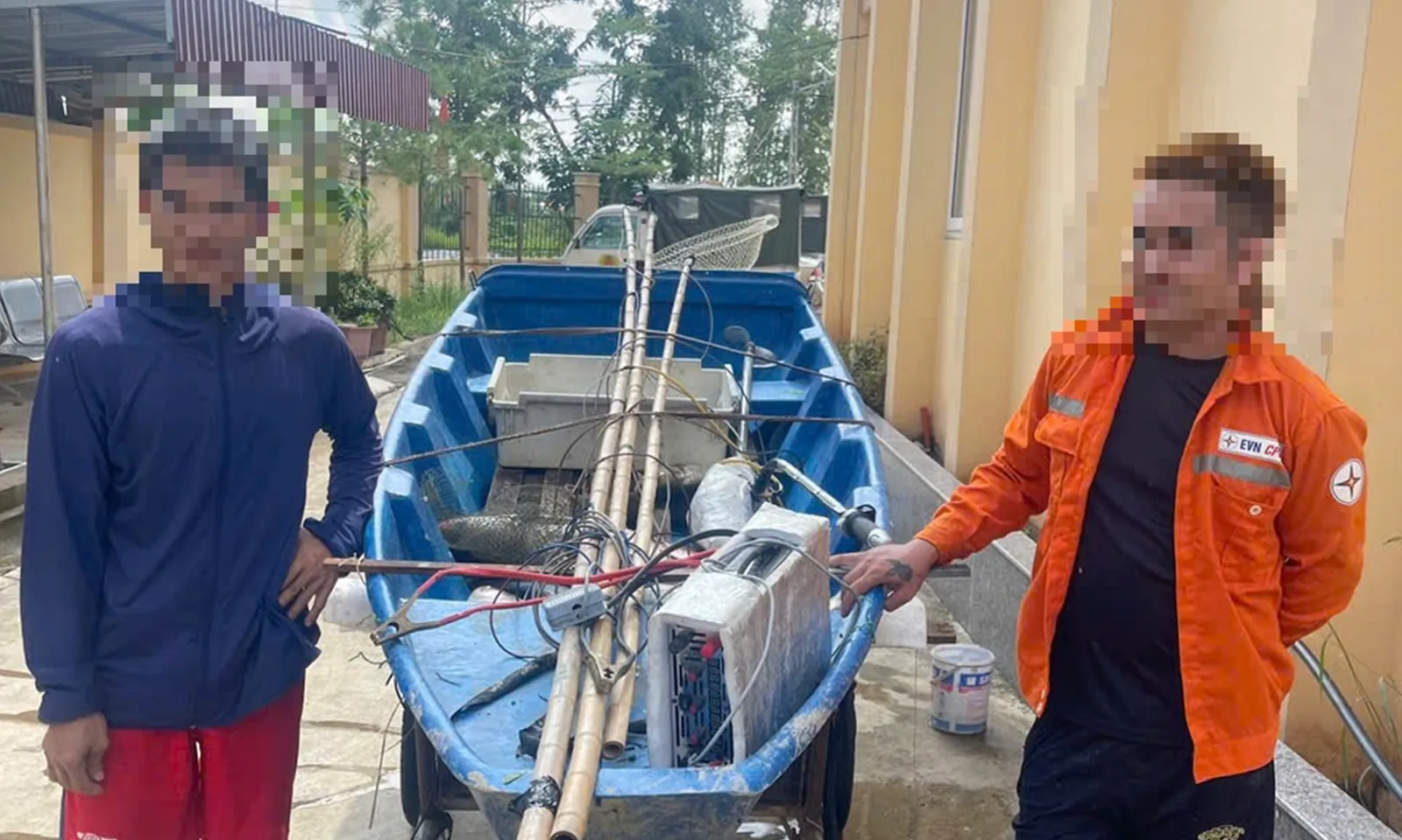 Xử phạt hai thanh niên dùng kích điện khai thác thủy sản trái phép