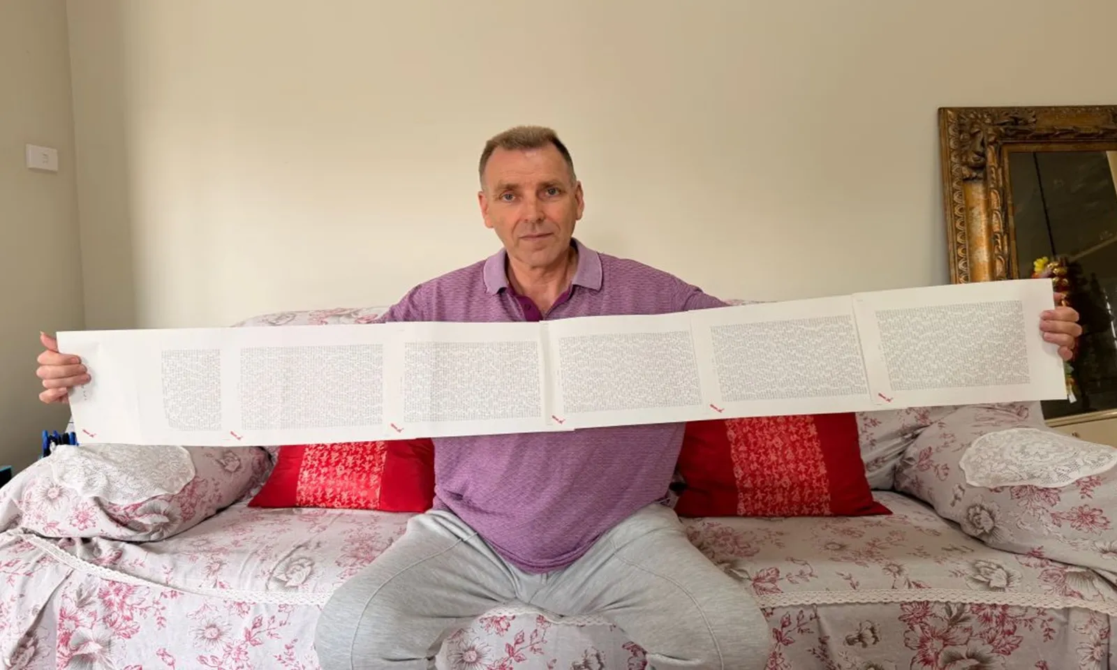 Người đàn ông có tên dài 6 trang giấy, gồm 2.253 từ, đọc 20 phút mới xong