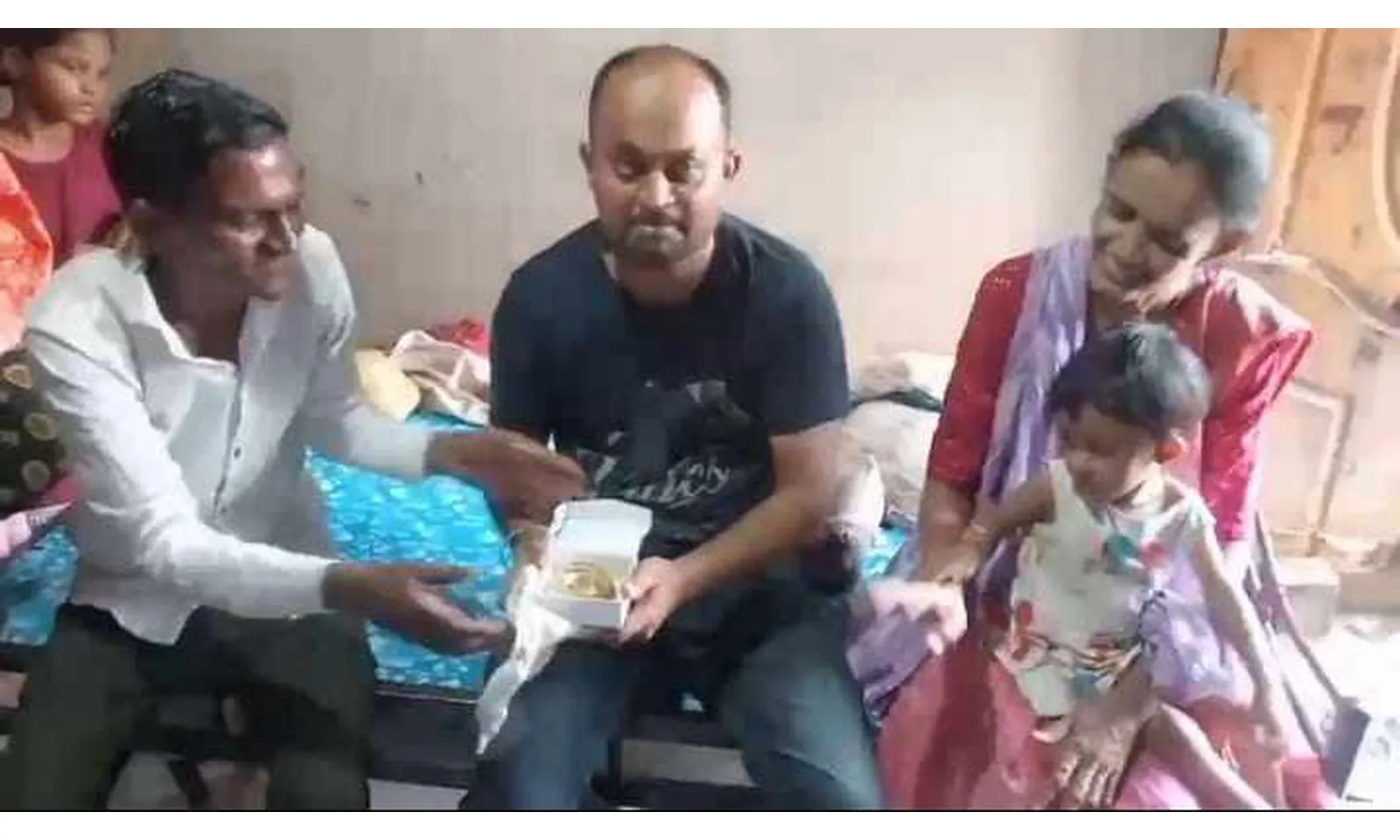 Người nhặt phế liệu trả lại vàng trị giá gần 300 triệu cho người đánh rơi