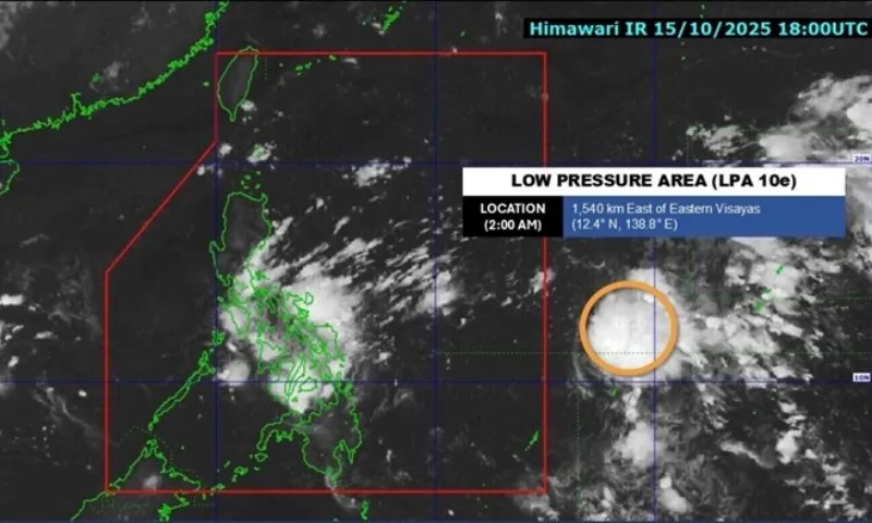 Áp thấp gần Philippines có khả năng mạnh lên thành bão Ramil, đường đi khó lường