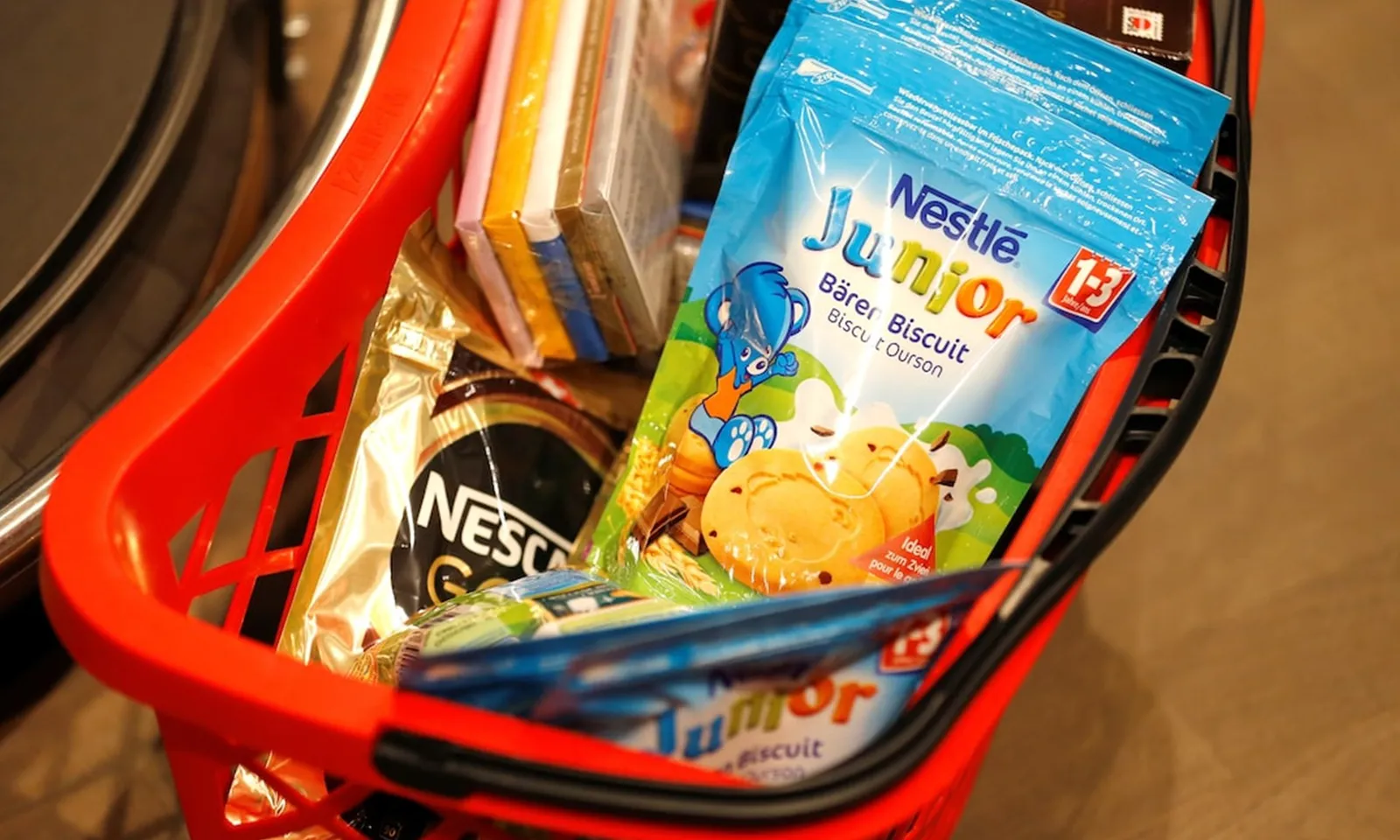 Nestlé sa thải 16.000 nhân viên trên toàn cầu