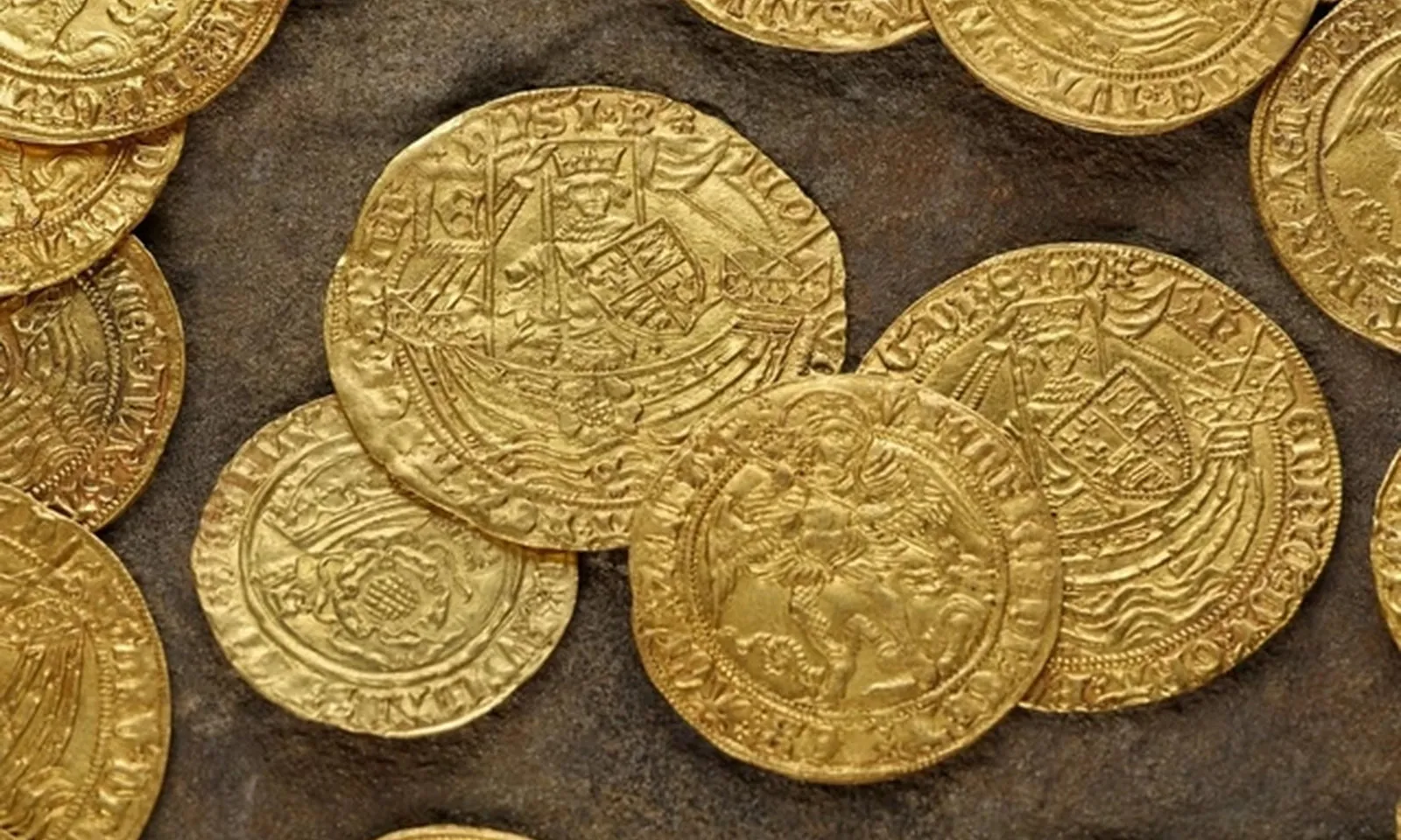 Đào đất sửa hàng rào, vợ chồng tìm thấy kho vàng tiền xu trị giá 8 tỷ đồng