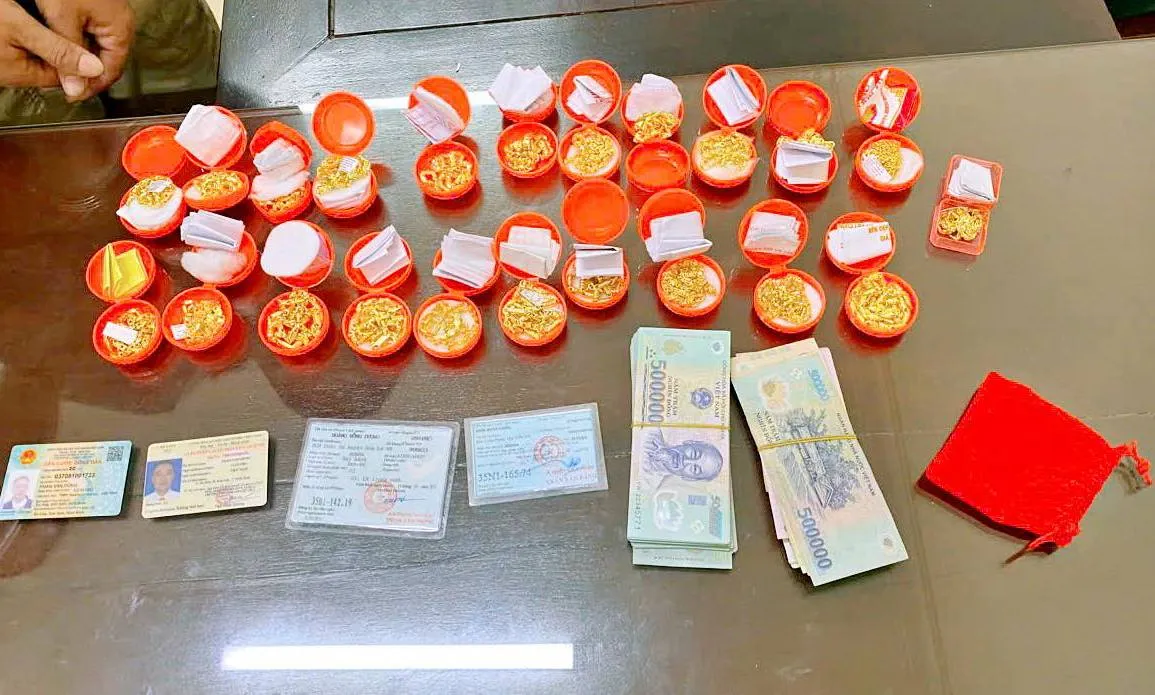 Mua dây chuyền vàng thật rồi lấy móc khóa gắn vào dây vàng giả để lừa bán lại cho tiệm vàng