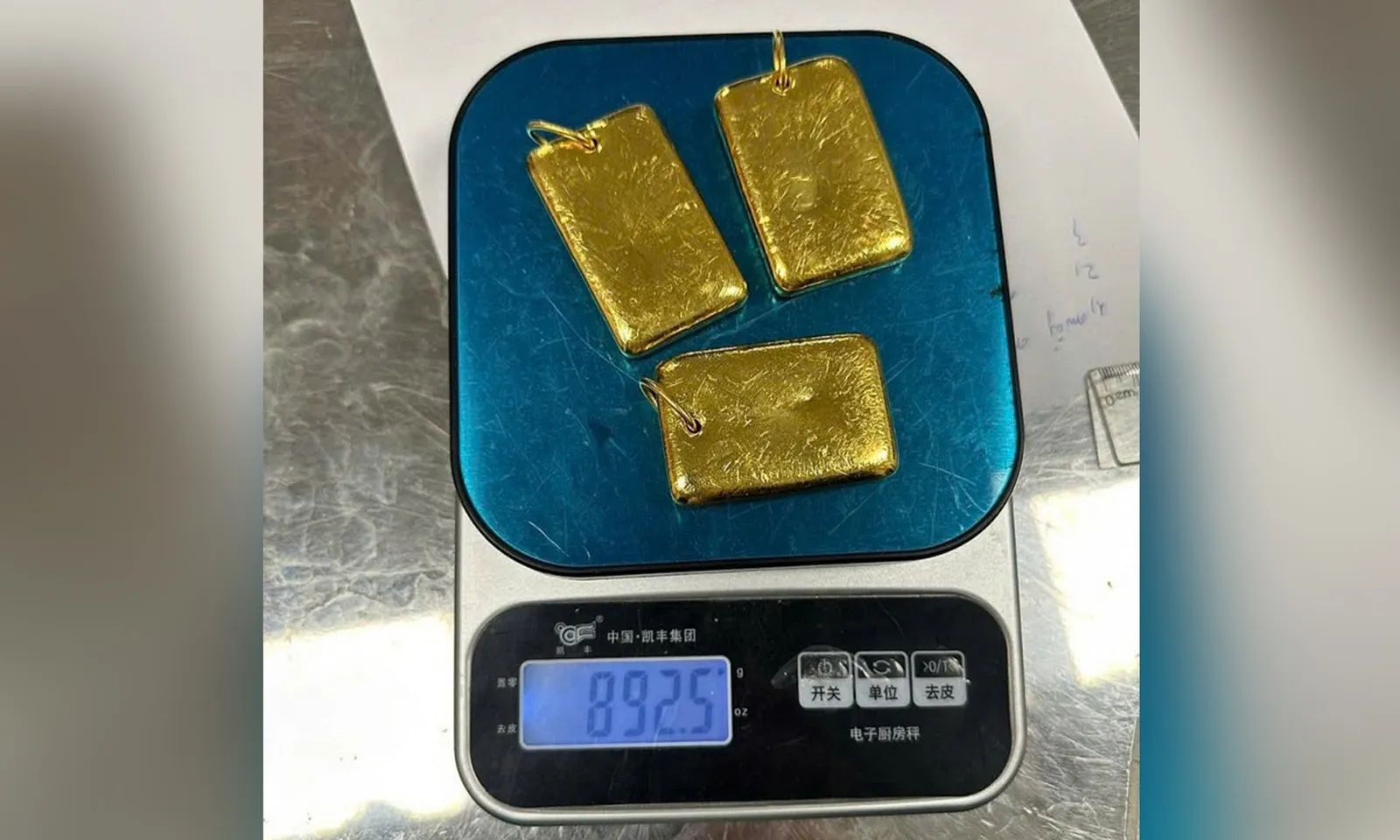 Nữ hành khách mang 3 miếng kim loại nghi là vàng trị giá hơn 3 tỷ đồng