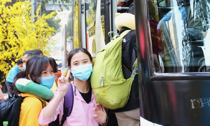 Xe đưa công nhân về quê ăn tết