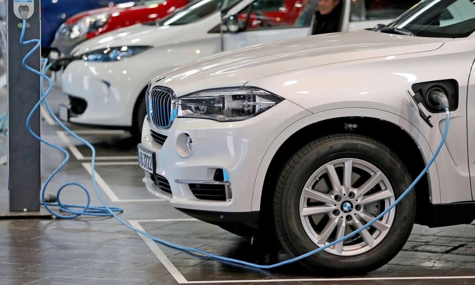 Xe hybrid cắm điện gây ô nhiễm ‘ngang ngửa’ xe xăng