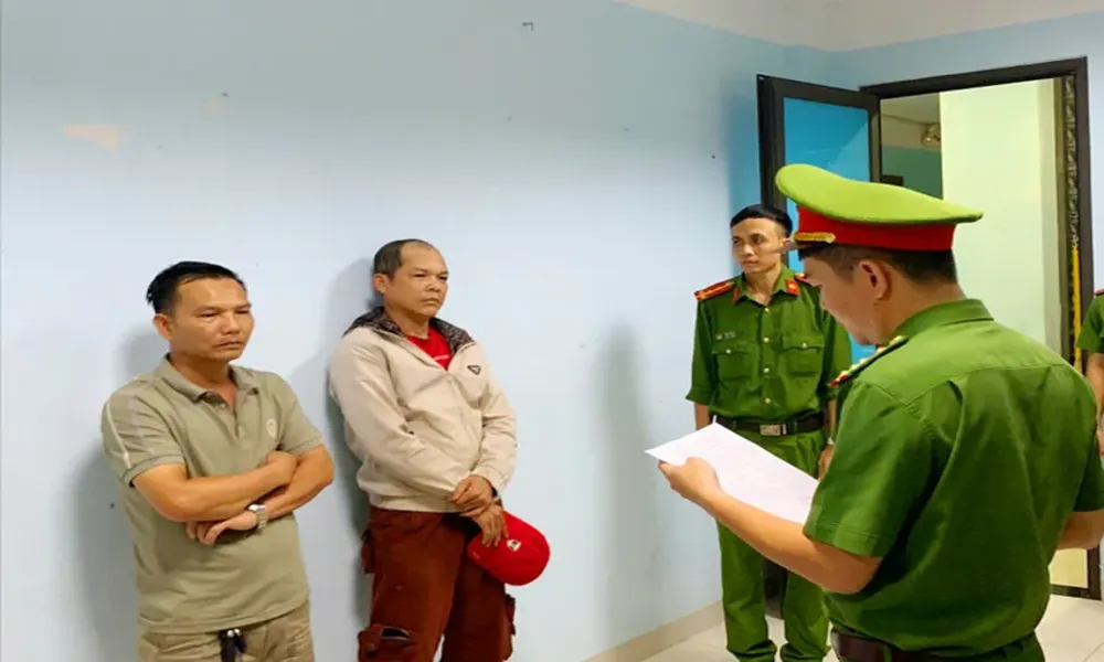 Chặn xe CSGT quay clip tung mạng, hai người đàn ông bị bắt khẩn cấp