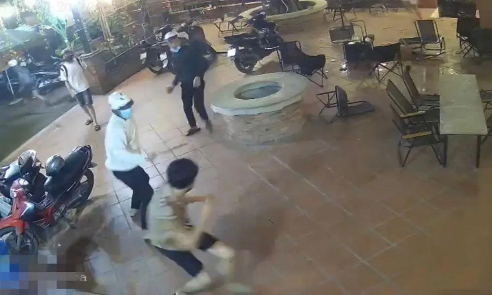 Gần 10 thanh niên cầm hung khí xông vào quán đánh người