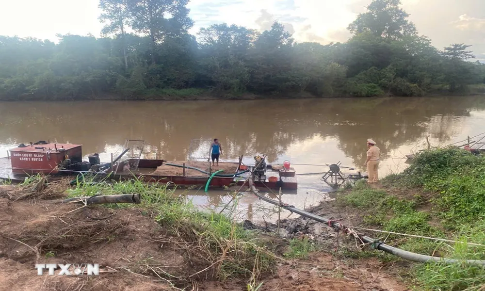 Giám đốc doanh nghiệp bị phát hiện dùng tàu hết hạn kiểm định khai thác cát