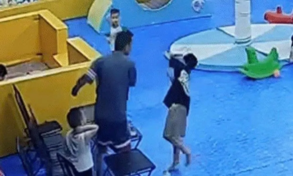 Điều tra vụ người đàn ông đánh bé 8 tuổi giữa khu vui chơi