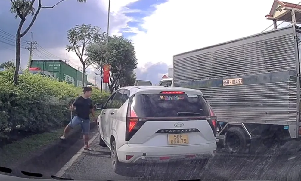 Tài xế xe tải vượt ẩu, chặn đầu ô tô và dùng tuýp sắt đập kính xe