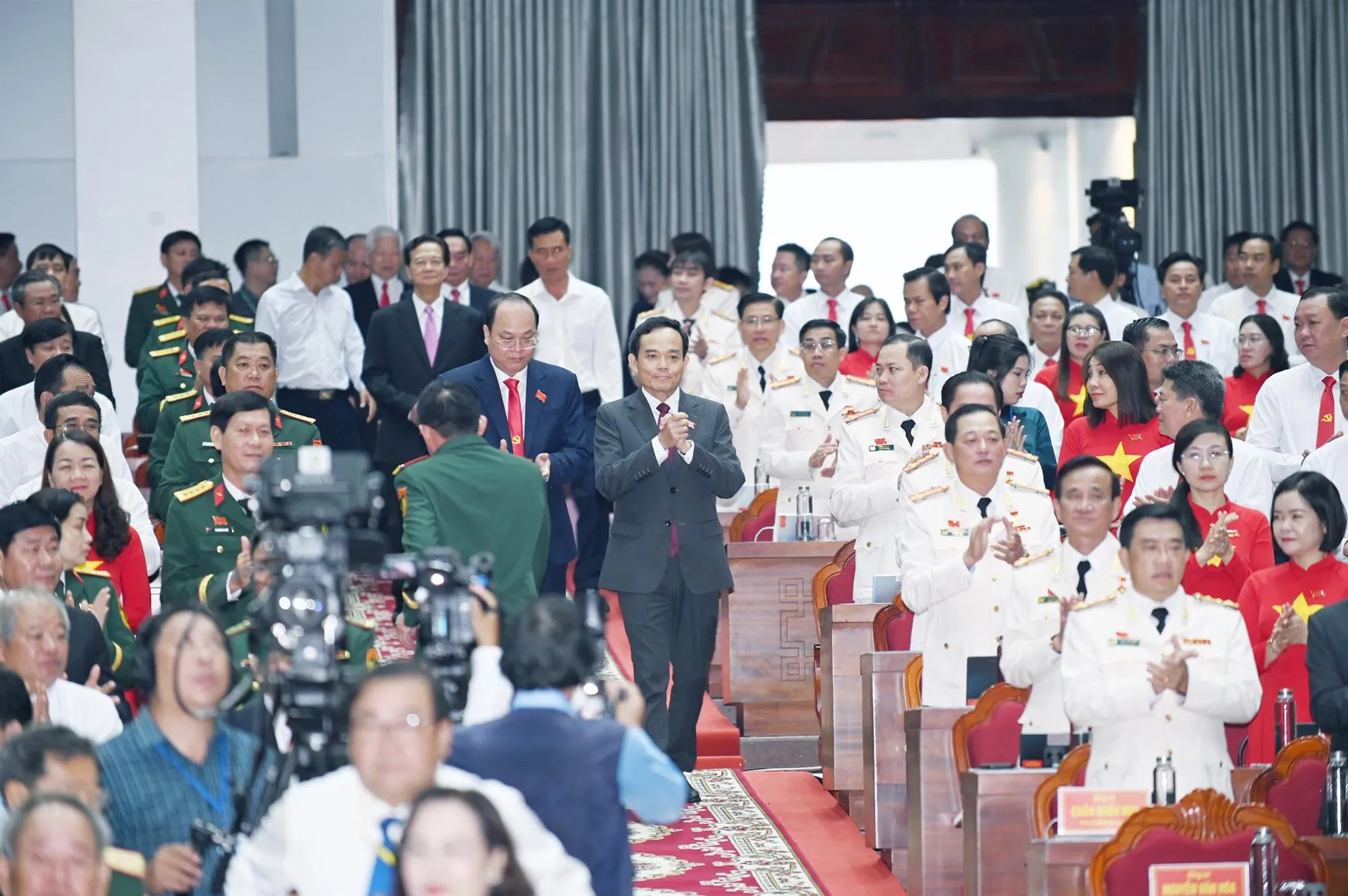 hinh-1-bi-thu-trung-uong-dang-bi-thu-thanh-uy-tp-hcm-tran-luu-quan-tham-du-va-chi-dao-dai-hoi-17606677045921581297789