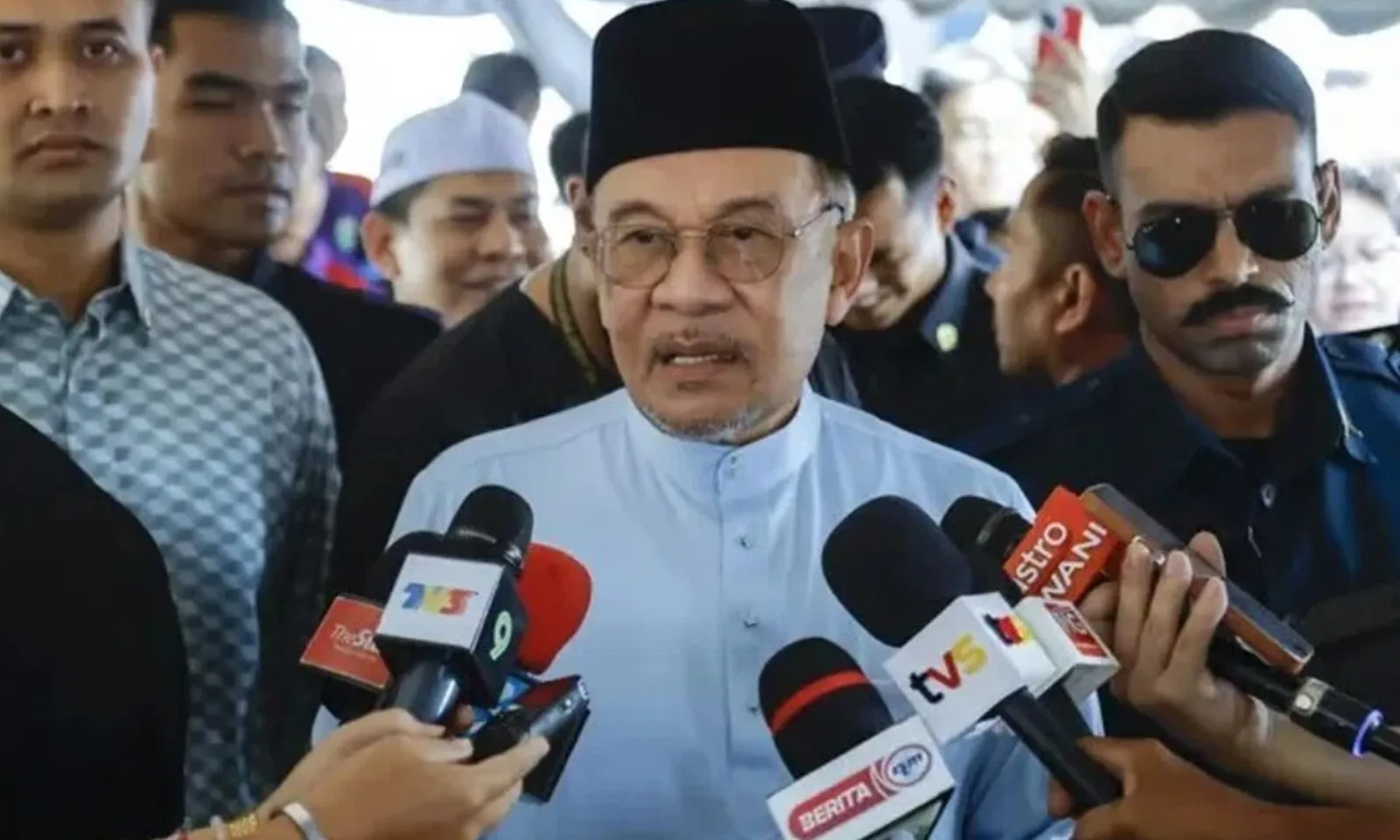 Malaysia cân nhắc cấm trẻ dưới 16 tuổi dùng điện thoại thông minh để giải quyết bạo lực học đường