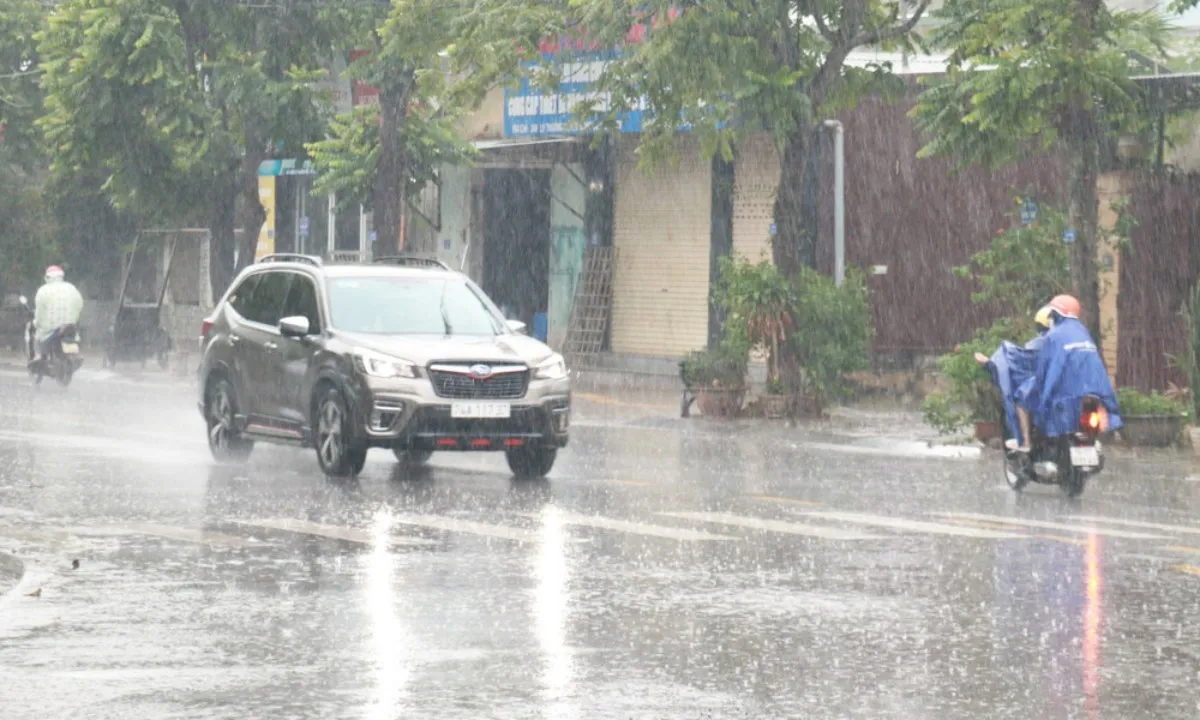 Mưa dồn dập miền Trung, Bắc Bộ nắng gián đoạn