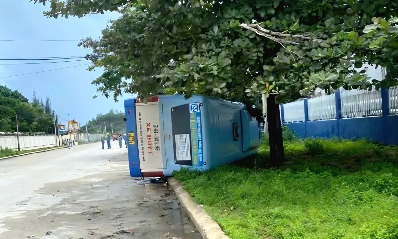 Lật xe buýt trong khu công nghiệp Ninh Thủy, may mắn không ai bị thương