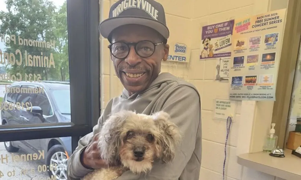 Người đàn ông đoàn tụ với chó cưng sau hơn 10 năm nhờ microchip