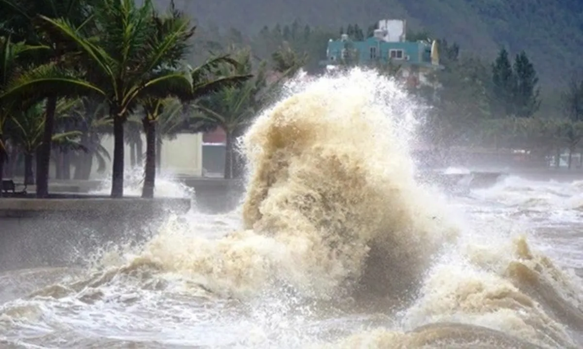 Bão Fengshen chuẩn bị vào Bắc Biển Đông: Biển động dữ dội, sóng cao