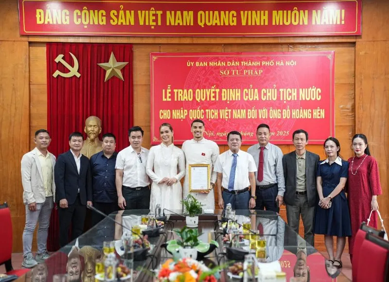 Đỗ Hoàng Hên nhận quyết định nhập tịch