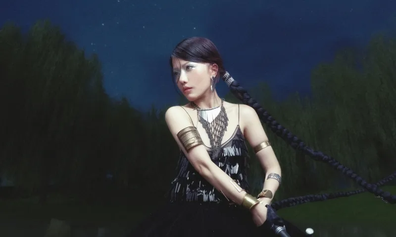 Phùng Khánh Linh ra mắt album Giữa Một Vạn Người