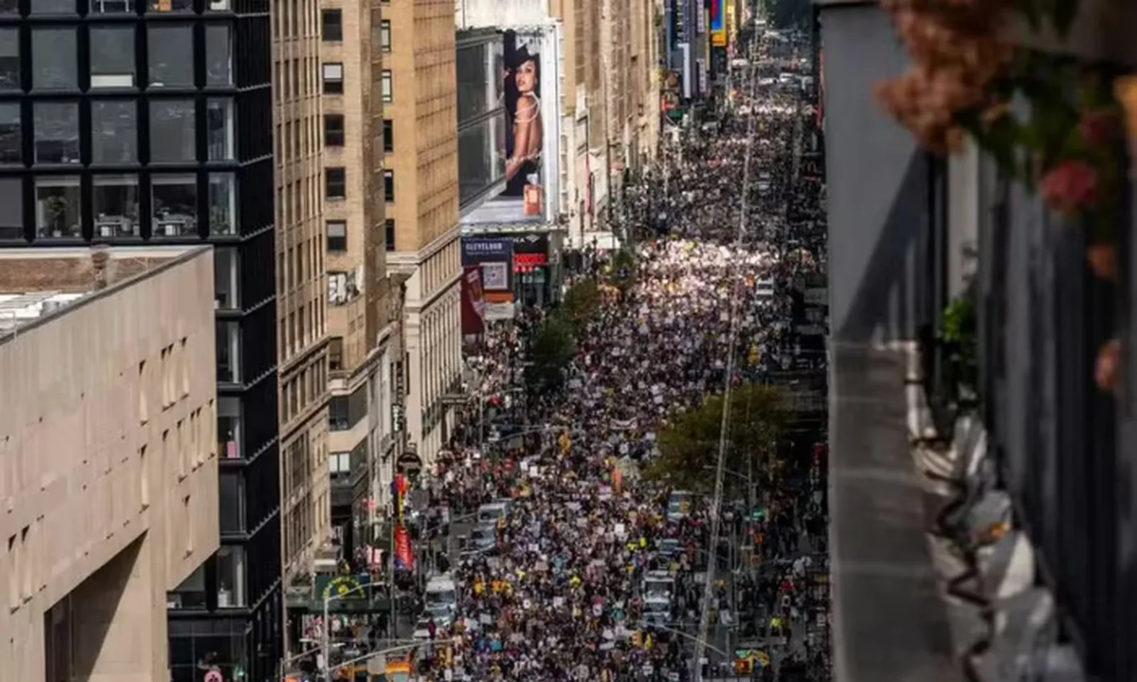 Hàng ngàn người Mỹ xuống đường phản đối chính sách của ông Trump