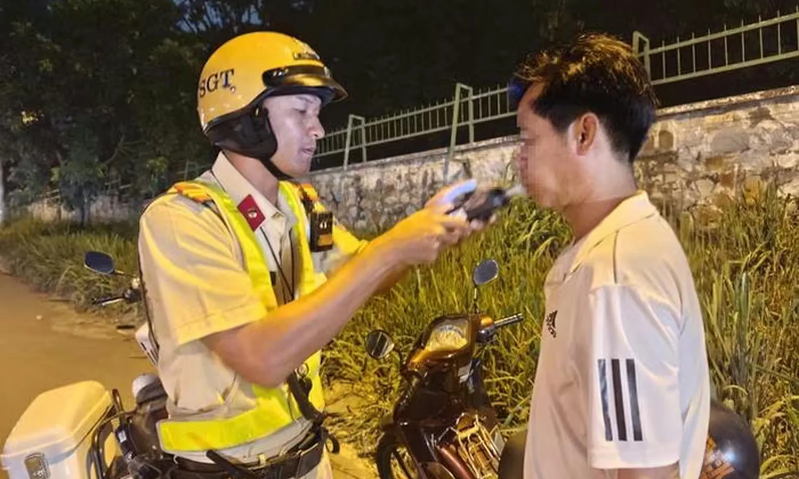 TPHCM ra quân kiểm tra nồng độ cồn từ 12 giờ trưa hằng ngày