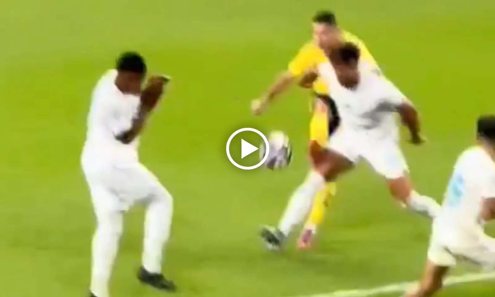 VIDEO: Ronaldo nã đại bác 149 km/h, lập công chuộc lỗi sút hỏng penalty