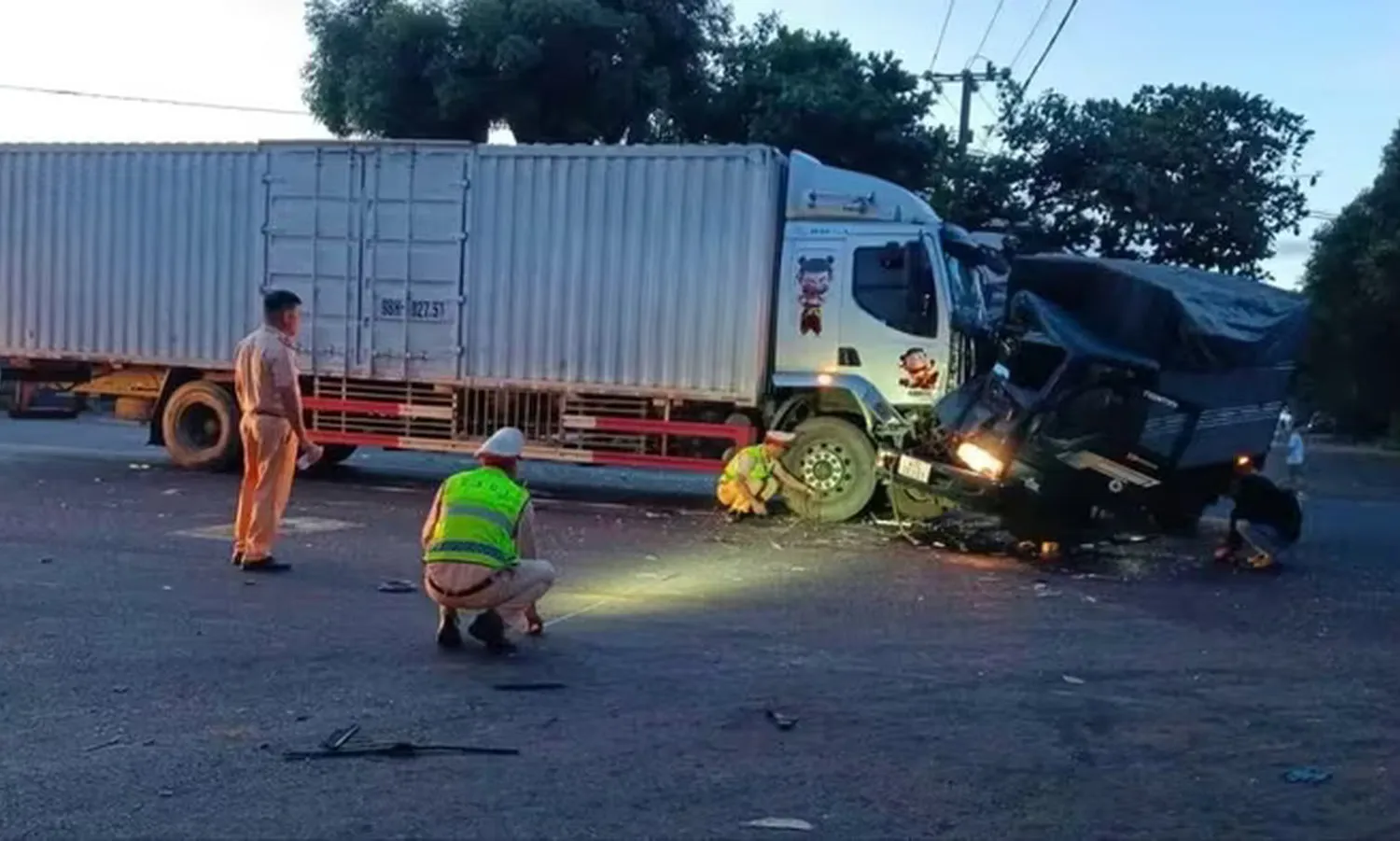 Xe cứu hộ tông liên hoàn trên quốc lộ 26, lao vào gốc cây ven đường