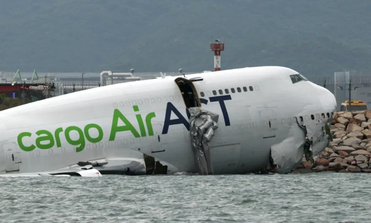 Toàn cảnh máy bay lao xuống biển ở Hong Kong