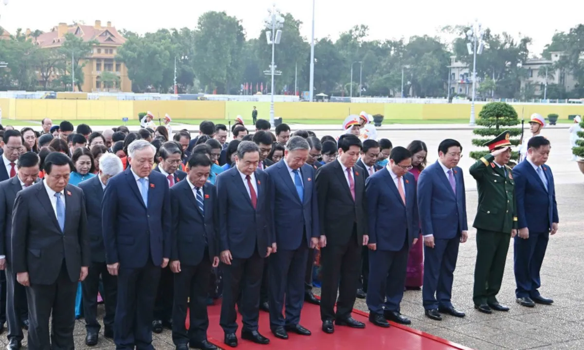 dai-bieu-quoc-hoi-vao-lang-vieng-chu-tich-ho-chi-minh-8348934-1