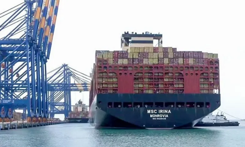 Ông Trump dọa áp thuế và cắt viện trợ Ấn Độ, Colombia