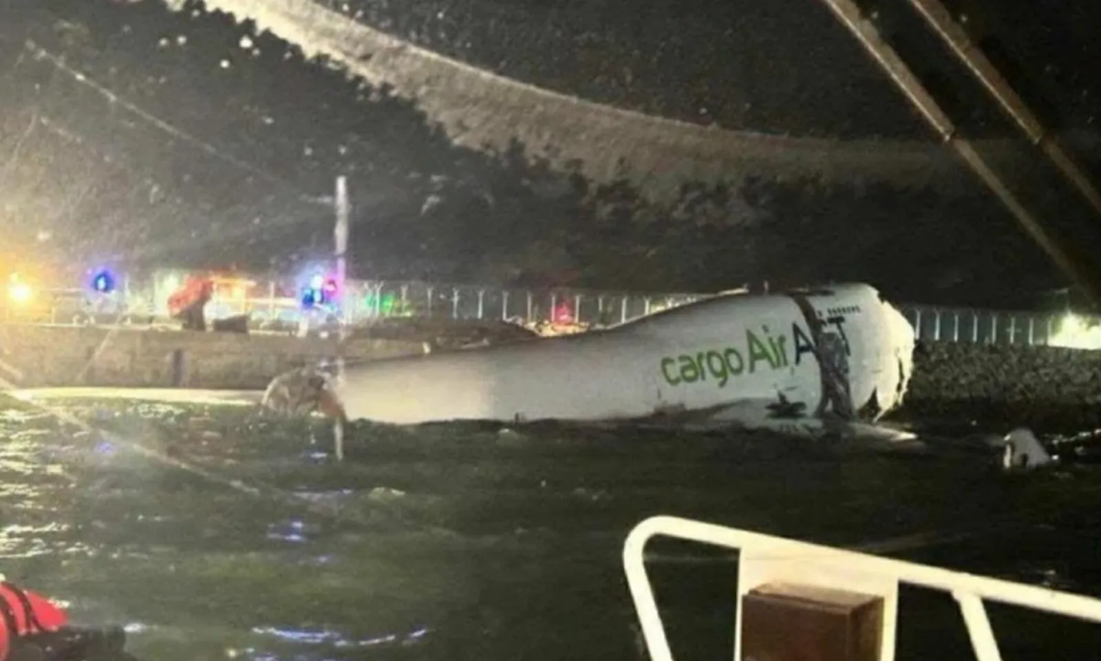 Máy bay chở hàng trượt xuống biển khi hạ cánh, 2 người tử vong