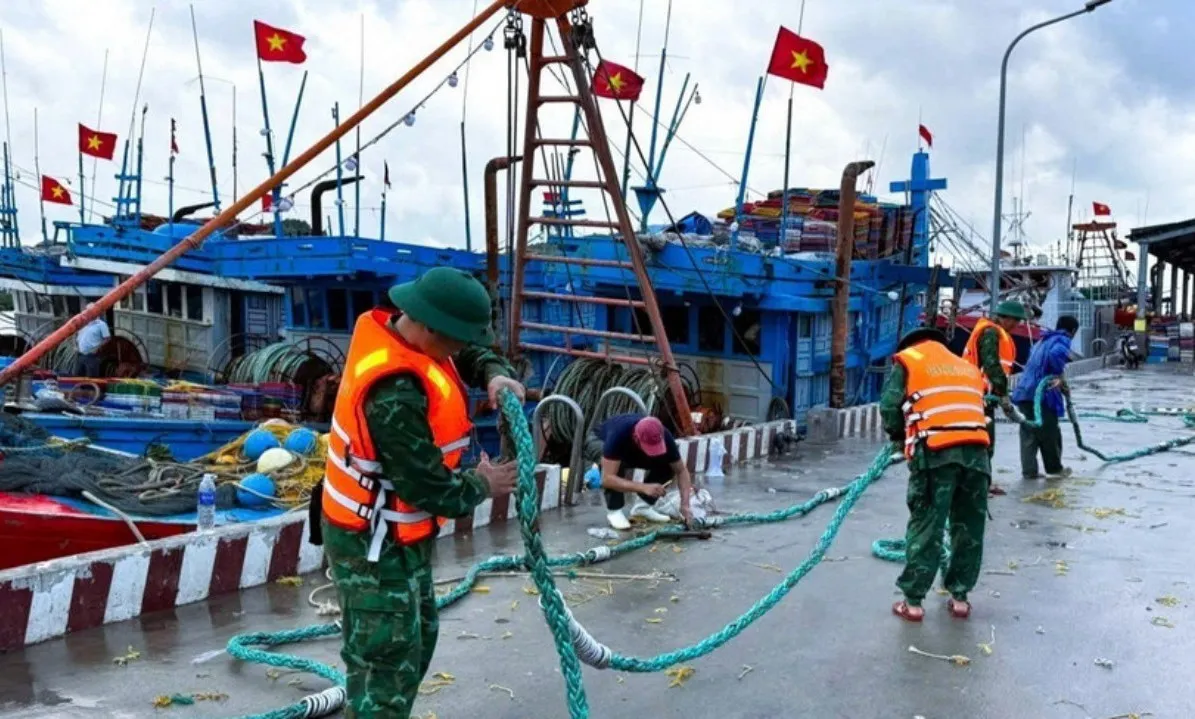 Quân đội chủ động ứng phó bão số 12, cứu hộ dân sinh