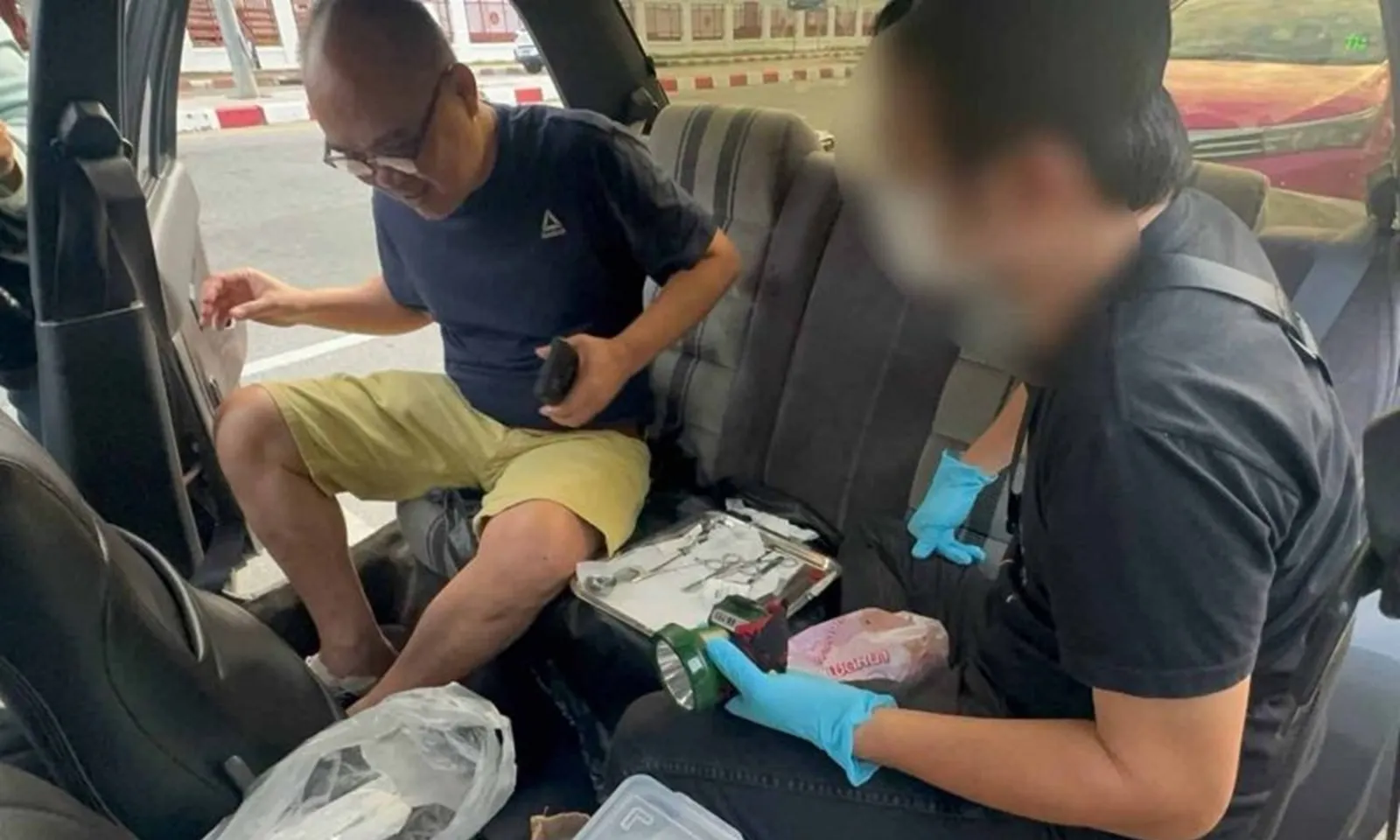 Bắt người đàn ông chuyên thực hiện dịch vụ ‘đính hạt vào dương vật trong ô tô