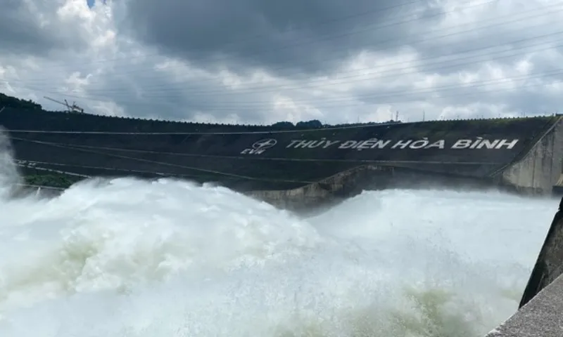 Mở một cửa xả đáy thủy điện Hòa Bình, 6 địa phương ứng phó