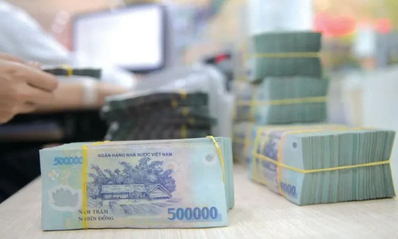 Người dân ồ ạt gửi tiết kiệm