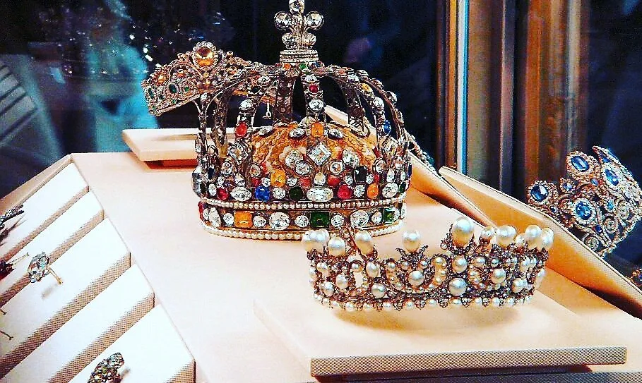 Những bảo vật nào có thể đã bị đánh cắp từ bảo tàng Louvre?
