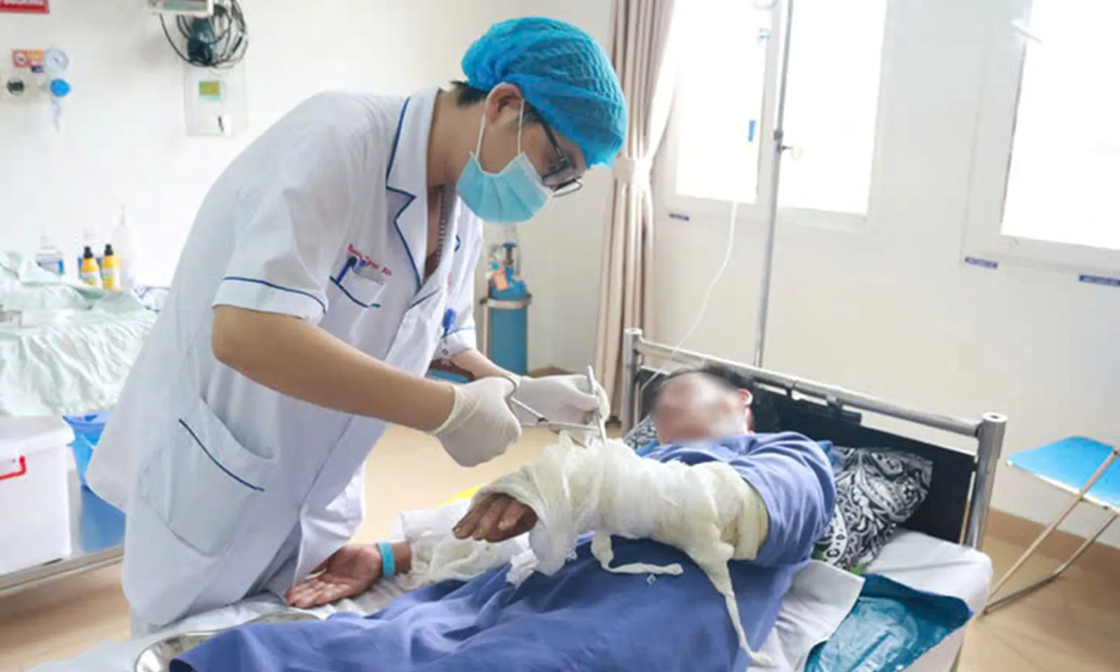 Bị bỏng nặng vùng mặt, cổ, ngực và hai tay do đốt rác bằng xăng