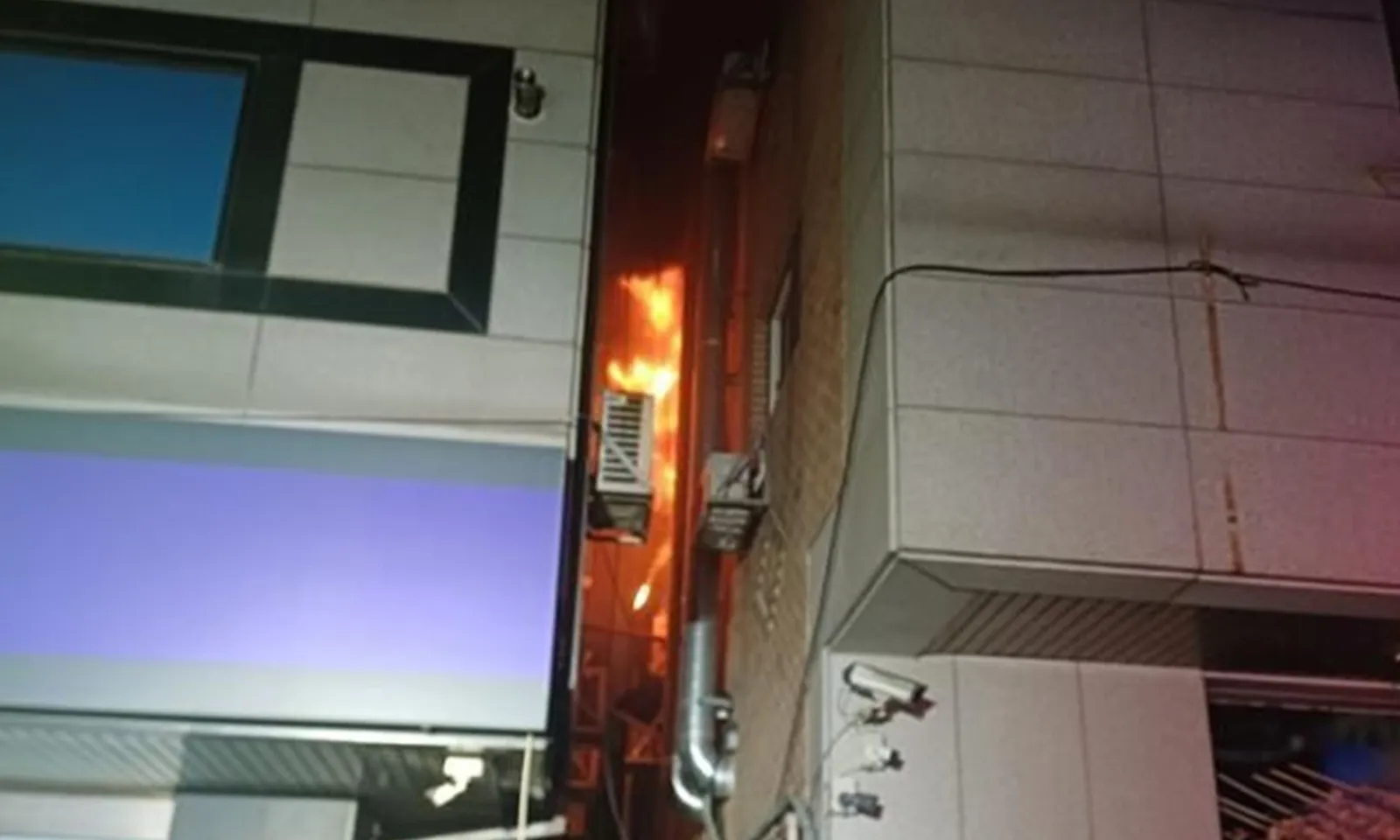 Cô gái giết gián bằng bật lửa gây ra đám cháy lớn khiến hàng xóm tử vong