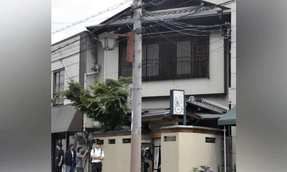 Chủ nhà hàng đạt sao Michelin bị bắt vì vi phạm lệnh đóng cửa sau vụ ngộ độc thực phẩm