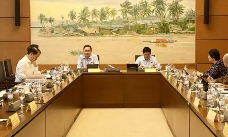 Năm 2025, ngân sách giảm 240 ngàn tỷ đồng để hỗ trợ doanh nghiệp và người dân